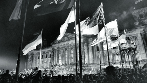 Einig Vaterland: Am Abend des 3. Oktober 1990 feiern Hunderttausende vor dem Reichstagsgebäude in Berlin Deutschlands Wiedervereinigung.