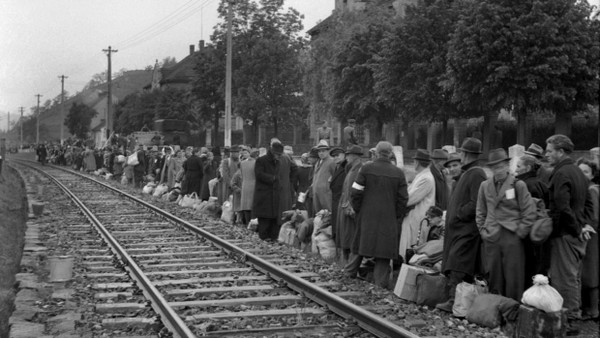 Im Mai 1946 werden Deutsche aus Prag in die amerkanische Zone nach Deutschland gebracht.