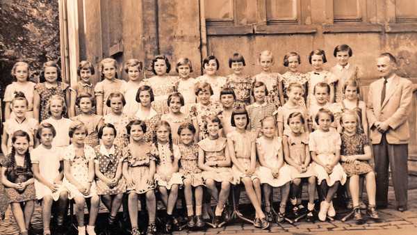 Und jetzt bitte alle recht freundlich: die „Sexta b“ der Helene-Lange-Schule im Jahr 1954 mit ihrem Lehrer Herrn Kallus.