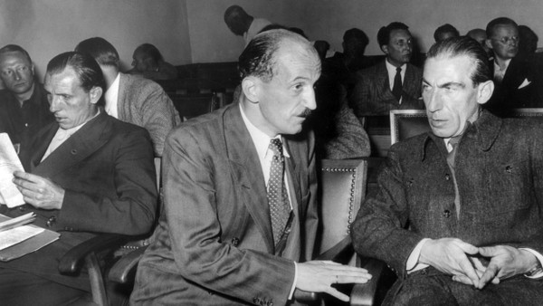 Im Verbotsverfahren: Die beiden stellvertretenden Vorsitzenden der SRP (Sozialistische Reichspartei) Otto Ernst Remer (links) und Graf Wolf von Westarp (mitte) mit dem Parteivorsitzenden Fritz Dorls während der Verhandlung vor dem Bundesverfassungsgericht in Karlsruhe 1951.