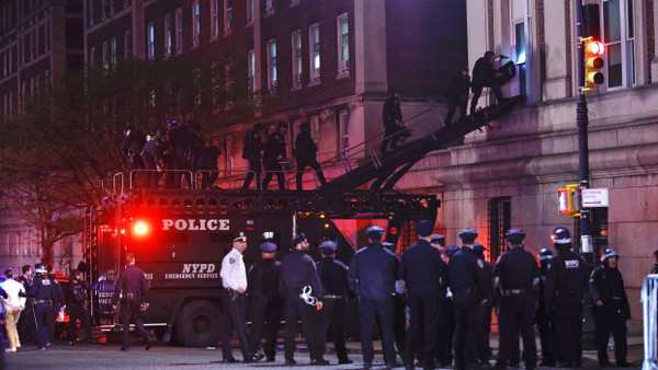 Polizisten drangen durch ein Fenster im ersten Stock in das Gebäude der Columbia University in New York  ein.