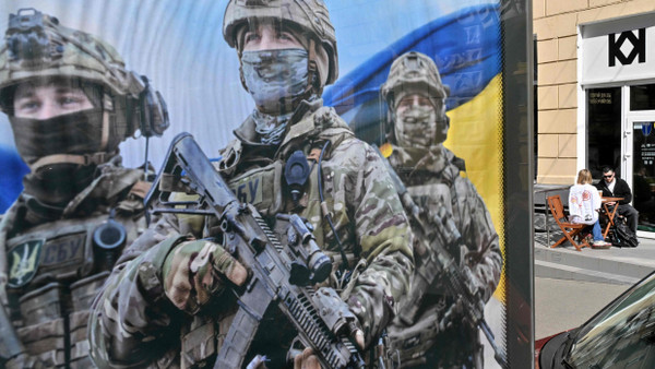 Ein Plakat in Kiew, das um Rekruten für die Streitkräfte wirbt