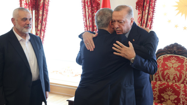 Herzliche Begrüßung: Der türkische Präsident (r.) empfängt eine Delegation der Hamas um Ismail Haniyya (l.).