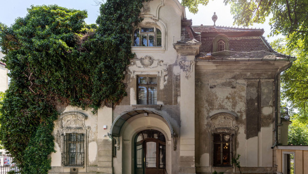 Die stattliche Villa von Architekt Franz Neumann aus dem Jahr 1902 verfiel zusehends – jetzt wird sie restauriert und zum kulturellen Treffpunkt.
