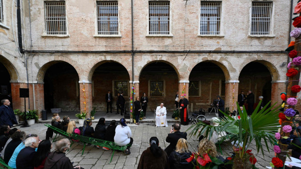 Papst Franziskus am 28. April im Frauengefängnis von Venedig auf der Insel Giudecca
