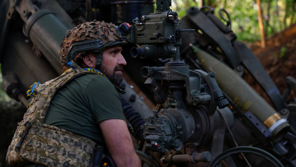 Ein ukrainischer Soldat feuert im Mai auf russische Stellungen in der Donezk-Region