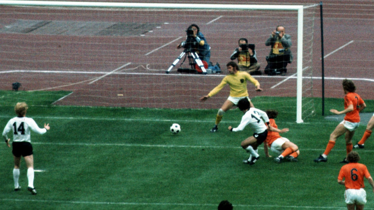 Sekunde für die Ewigkeit: Gerd Müller schießt das Tor zum 2:1-Sieg gegen die Niederlande im WM-Finale 1974.