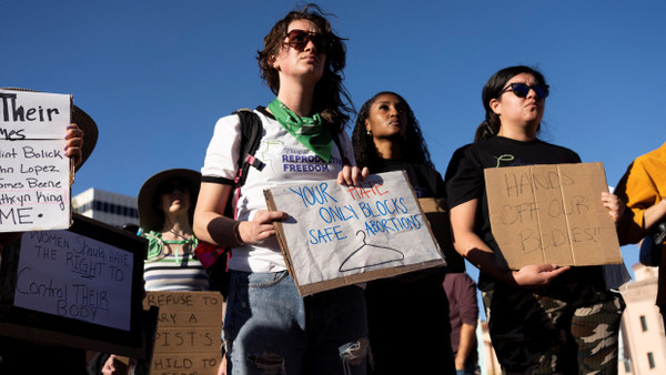Demonstrantinnen vor dem Gericht in Tucson in Arizona am 9. April 2024