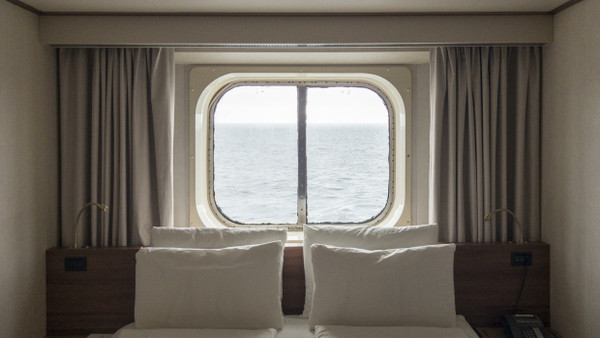 Blick aus der Außenkabine des Kreuzfahrtschiffs Vasco da Gama