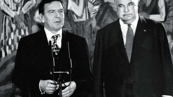 Prophetische Aussagen: Helmut Kohl (rechts) übergibt am 27. Oktober 1998 sein Amt an den neuen Bundeskanzler Gerhard Schröder