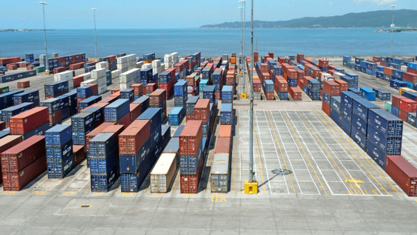 Geringes Wirtschaftswachstum in Jamaika: Containerterminal im Hafen der Hauptstadt Kingston