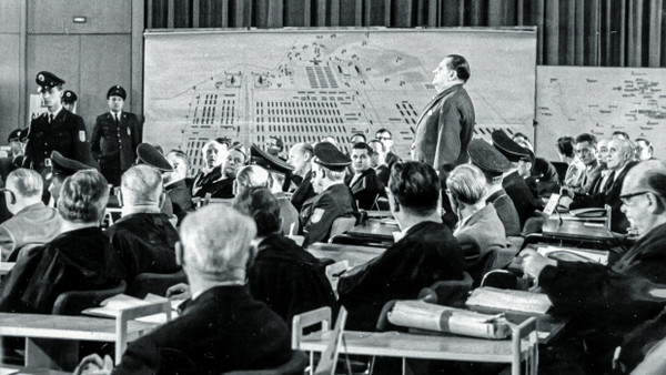Historischer Moment: Am 20. Dezember 1963 wird im Frankfurter Römer der Auschwitzprozess eröffnet. Eine Tafel im Saal zeigt Pläne des Konzentrationslagers im besetzten Polen.
