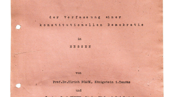 Auf rosa Papier: Ein Faksimile des Königsteiner Entwurfs für die Hessische Verfassung.