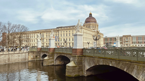 Da liegt es, aber die Debatte um den Bau ruht nicht: Blick aufs äußerlich rekonstruierte Berliner Stadtschloss.