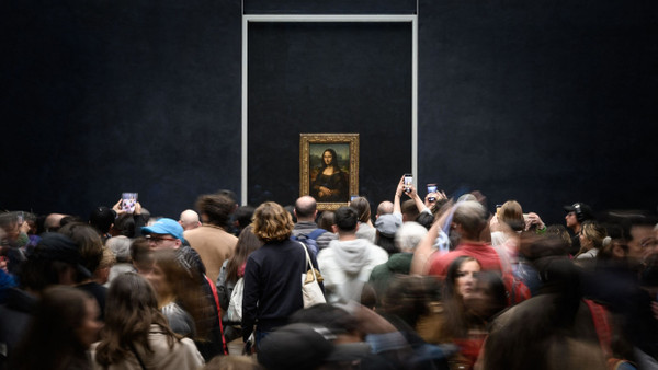Selfiewütig: Vor der Mona Lisa drängeln sich die Menschenmassen.