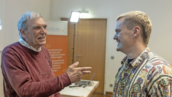 Alea iacta est: Grunderbegewinner Florian Meyer (rechts) im Gespräch mit dem Stiftungsgründer Christoph Prüm
