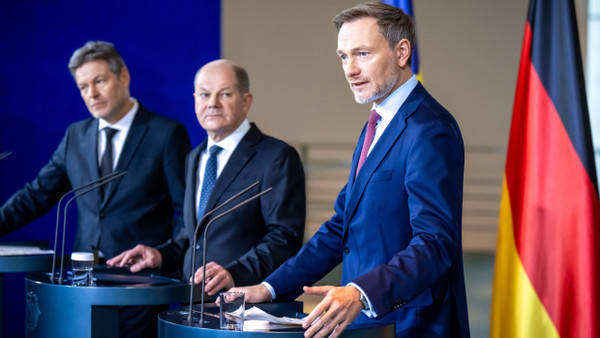 Bundesfinanzminister Christian Lindner (FDP, rechts) mit Bundeskanzler Olaf Scholz (SPD, Mitte) und Bundeswirtschaftsminister Robert Habeck (Grüne)