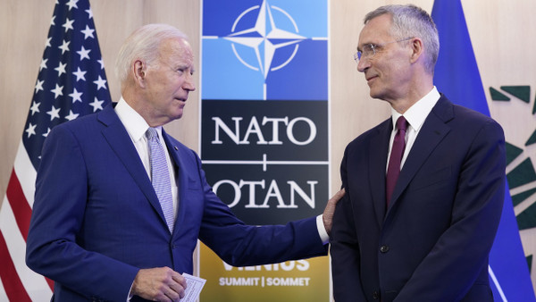 Joe Biden und NATO-Generalsekretär Jens Stoltenberg in Vilnius