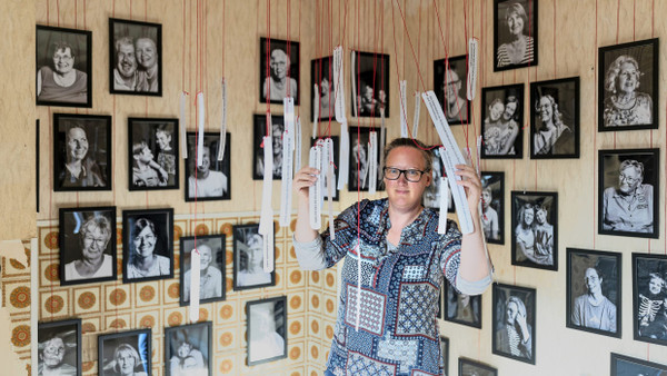 Initiatorin: Silke Appel in der Ausstellung „Ein Haus erzählt“ vor Fotos von Mitglieder des Vereins Nebenan