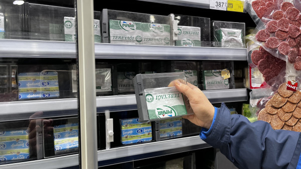 Die hohe Inflation hat dazu geführt, dass Butter in diesem türkischen Supermarkt alarmgesichert wird