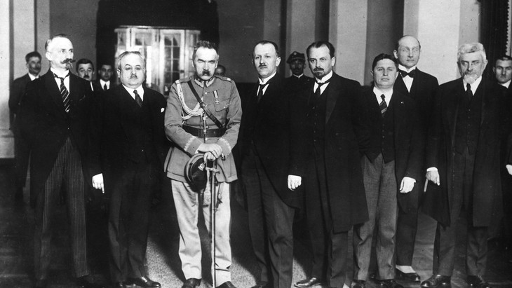 Mitglieder der polnischen Regierung 1926: Kriegsminister Jozef Pilsudski trägt Uniform.