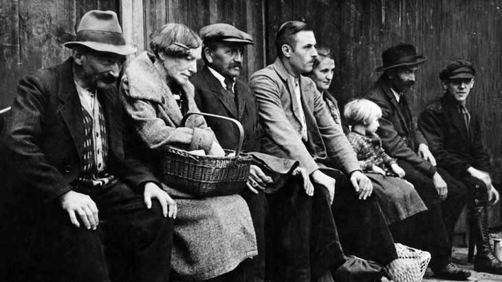 Menschen vor einer Erwerbslosenküche in Frankfurt am Main: Die Not der Arbeitslosen ist groß (Archivbild aus dem Jahr 1931).