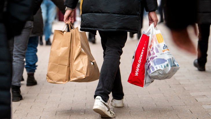 Eine hohe Inflation mindert die Kaufkraft – und wirkt auch auf das Einkaufsverhalten.