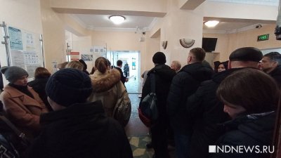 В очереди – почти 200 человек: родители штурмуют администрацию, чтобы записать детей в лагерь (ФОТО)