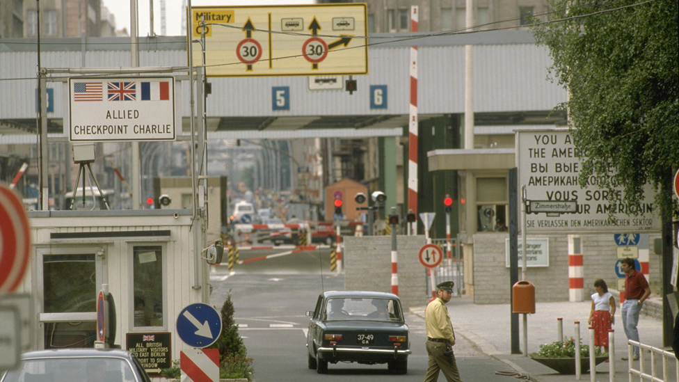 Один из главных пропускных пунктов между востоком и западом Берлина — чекпойнт ''Чарли''. Май 1986 года