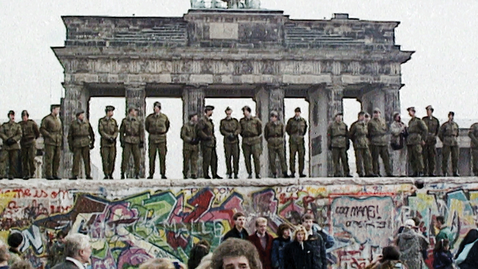 Берлинская стена у Бранденбургских ворот в ноябре 1989 года