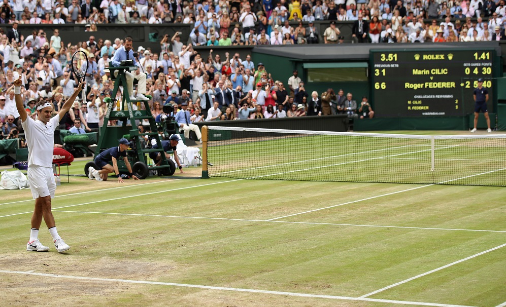 Роджер Федерер, одетый в белую форму, выиграл Уимблдонский турнир в 2017 году