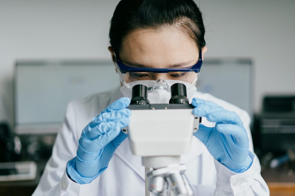 Mujer observa en un microscopio