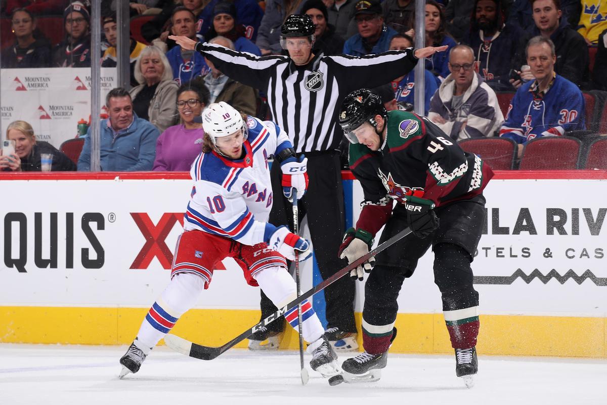 Артемий Панарин №10 из команды New York Rangers и Илья Любушкин №46 из Arizona Coyotes. Фото: Christian Petersen / Getty Images