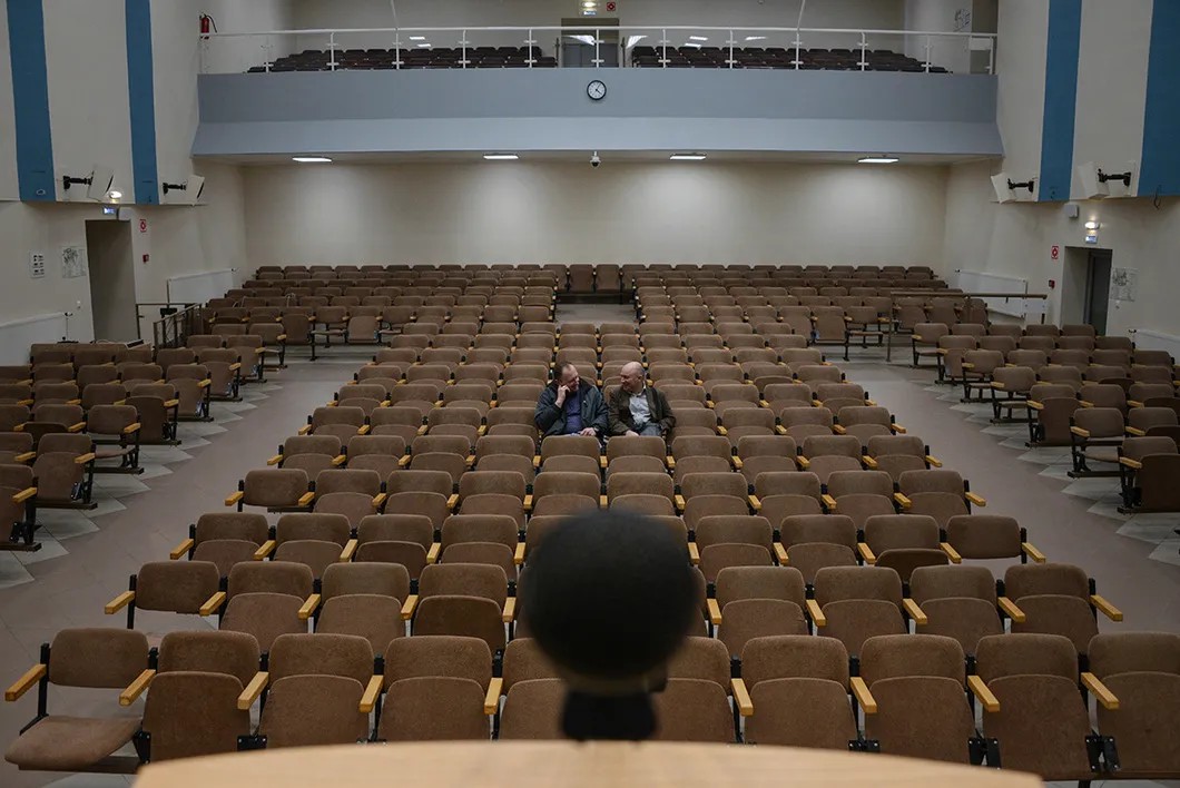 В закрытом «Зале Царств». Свидетели Дмитрий и Евгений. Фото Виктория Одиссонова / «Новая»