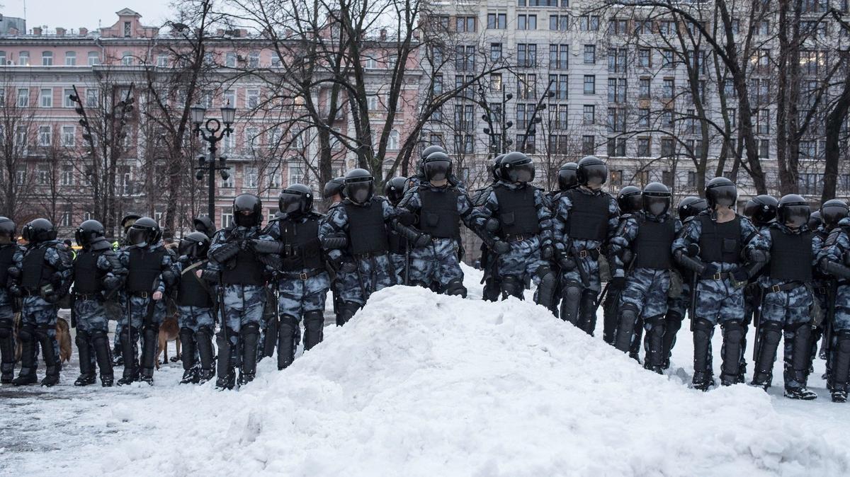 Дано: есть лебедь, рак и щука. Задача — выбрать двух