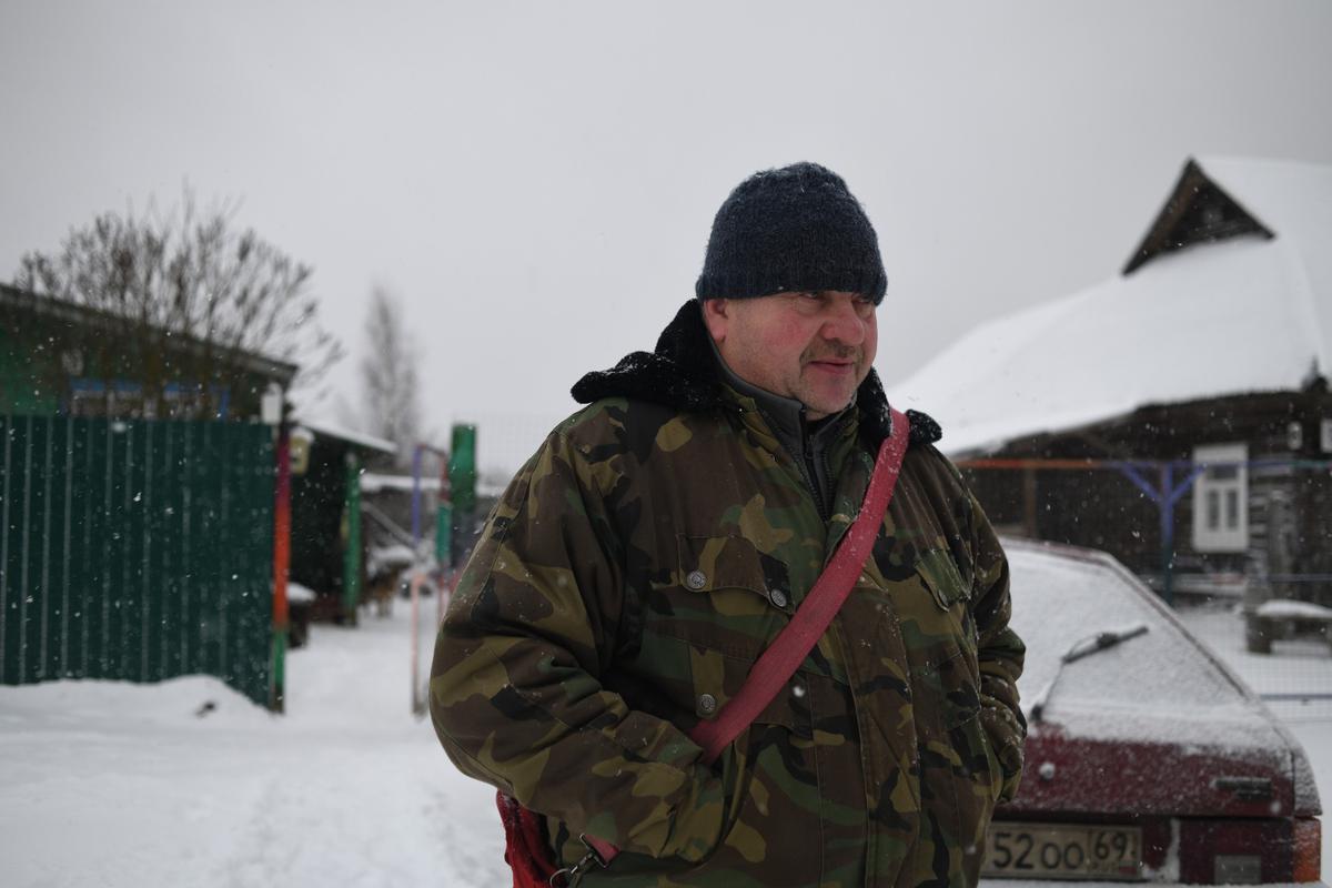 Михаил, почтальон деревни Юсино. Фото: Светлана Виданова / «Новая газета»