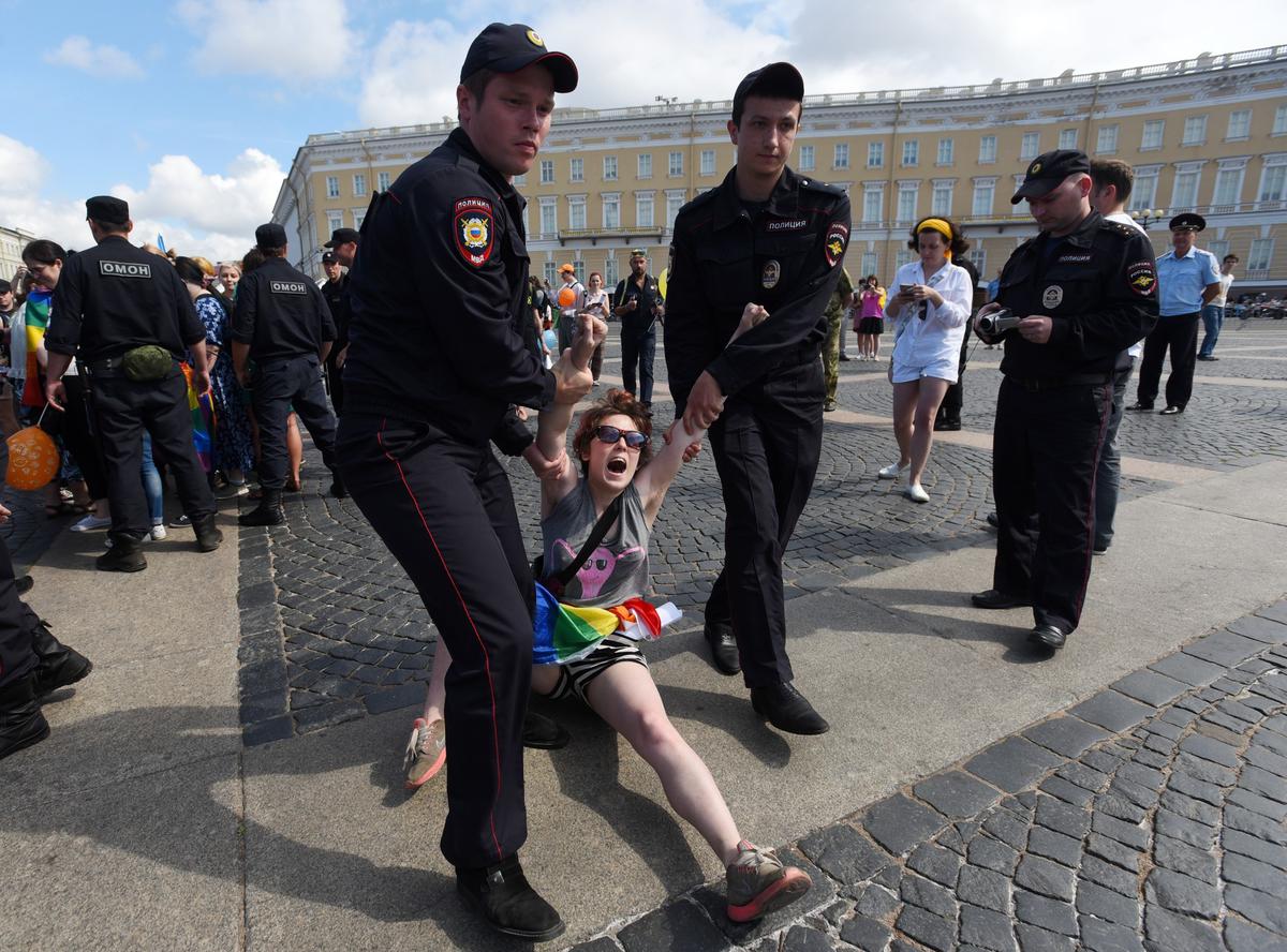 Полиция задерживает ЛГБТ-активистов во время Санкт-Петербургского Прайда на Дворцовой площади, 2018 год. Фото: РИА Новости