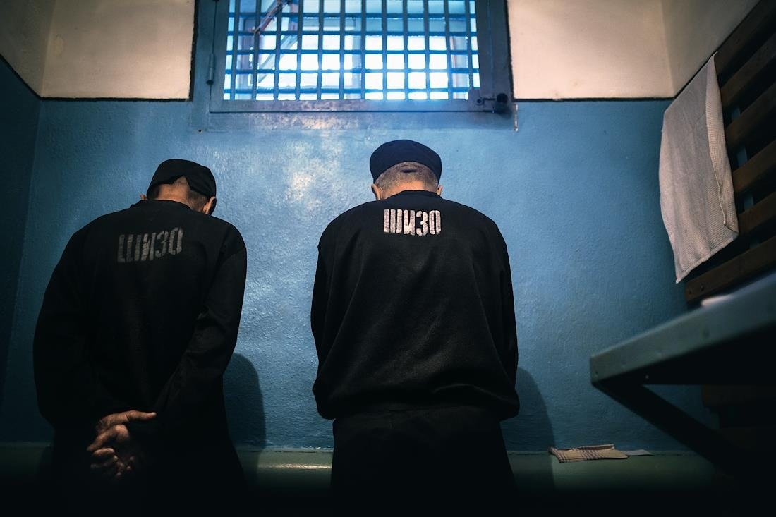 Заключенные в штрафном изоляторе (ШИЗО). Фото: Вадим Брайдов / Коммерсантъ