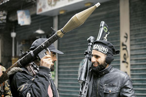Cолдаты Свободной сирийской армии насаждают свою демократию силой не слов, а оружия. 	Фото Reuters