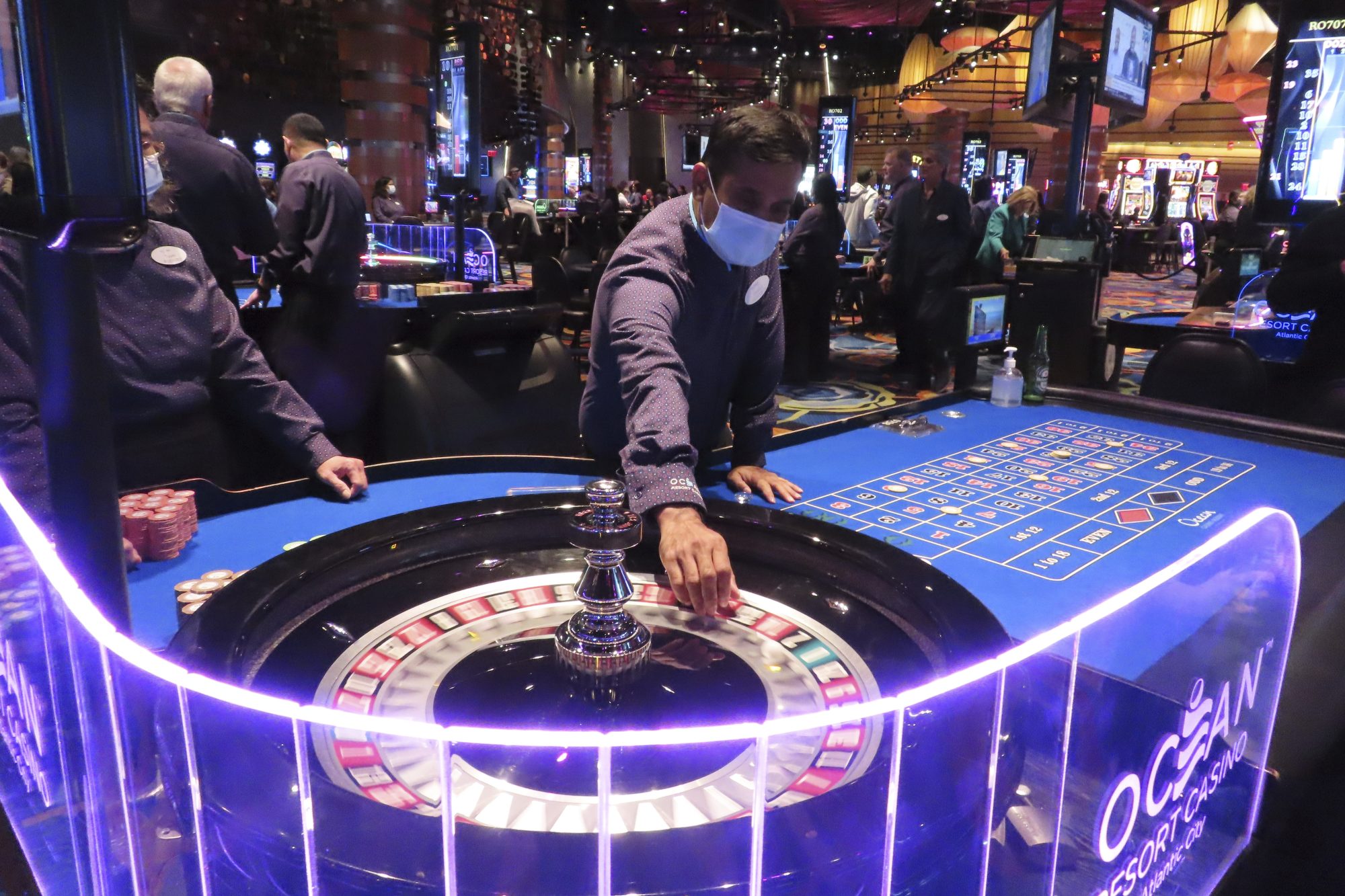 We discuss how to play, the most common strategies of roulette and much more.