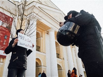 Задержания, суды и давление за антивоенные высказывания и критику войны в Украине