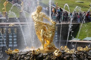 В Петергофе под "Гимн Великому городу" запустили фонтаны / События на ТВЦ