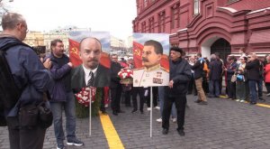 Москвичи возложили цветы к Мавзолею в честь годовщины Ленина