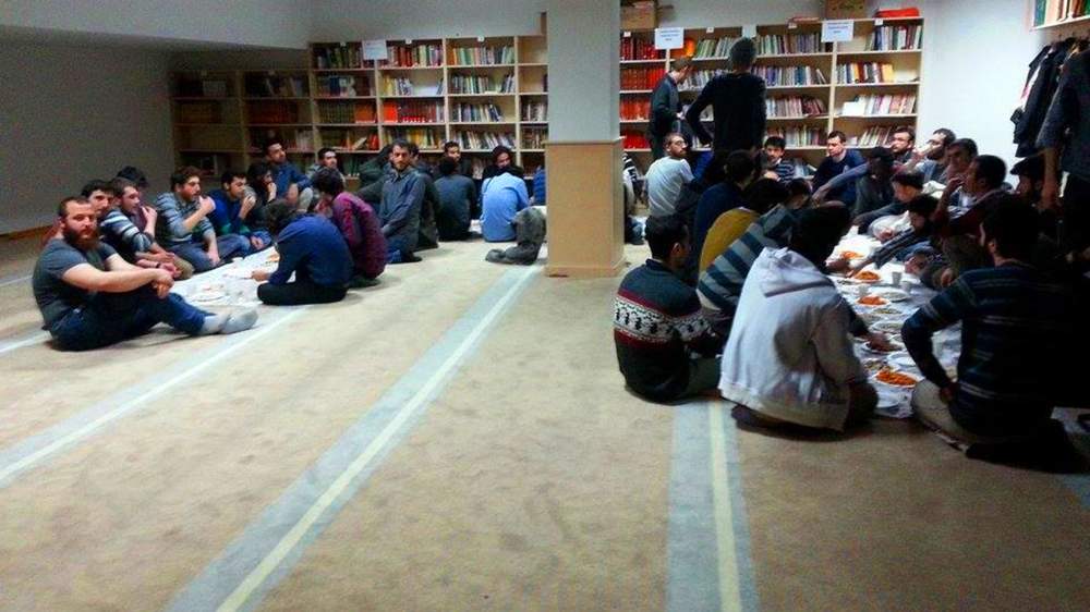 Yukarıda: 22 Şubat 2015, ODTÜ&#39;deki mescitte akşam namazı sonrasında yemek bekleniyor. (Kaynak: ODTÜ Mescit Topluluğu)Raşid, Antalya&#39;nın yıldızlarla süslü bir gecesinde TÜBİTAK Ulusal Gözlemevi&#39;nin kubbesinin fotoğrafını çekti ve bunu Facebook üzerinden 26 Ekim 2014&#39;te paylaştı.