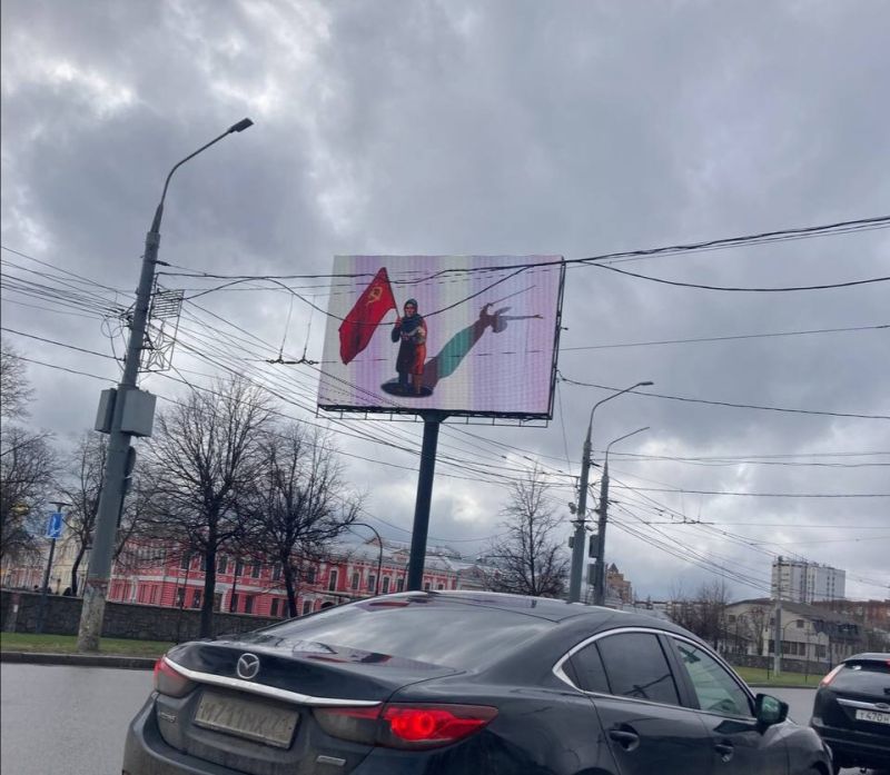 По Туле «транслируют» ставшую знаменитой «бабушку с флагом» из Харькова