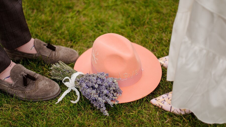Шляпа и цветы на земле.