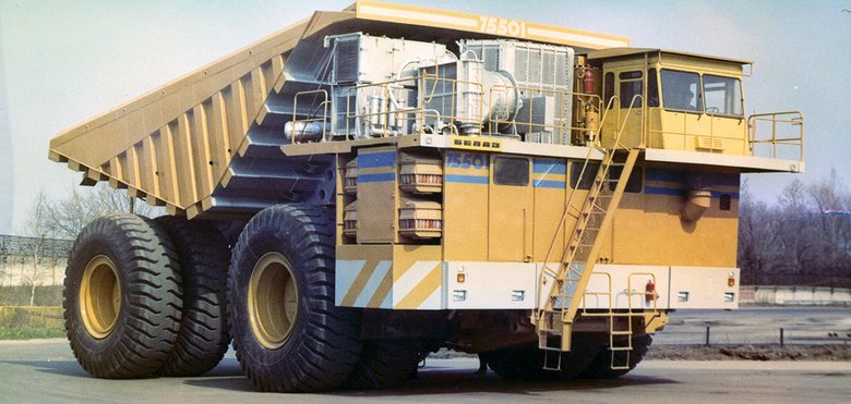 БелАЗ-75501, способный перевозить 280 тонн, оснастили двухскатными колесами не только сзади, но и спереди