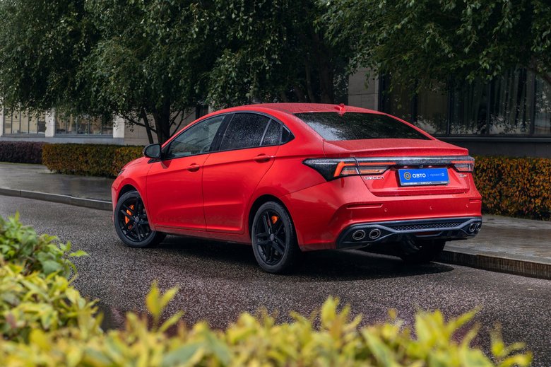 Седан Omoda S5 GT можно купить в одной из двух комплектаций. Базовая Neo за 2 759 900 рублей включает в себя практически весь необходимый набор оборудования: комплект «теплых опций» с подогревом задних сидений и лобового стекла, вентиляцию и электропривод передних кресел, дистанционный запуск двигателя, беспроводную зарядку и 4 подушки безопасности. В топ-версии Ultra (она на 100 тысяч дороже) добавляются электронные ассистенты водителя, шторки безопасности и атмосферная подсветка интерьера