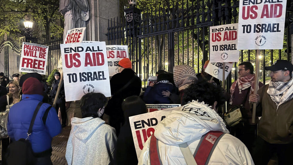 Des manifestants pro-palestiniens manifestent devant l’entrée principale de l’université de Columbia, à New York, le 26 avril 2024.