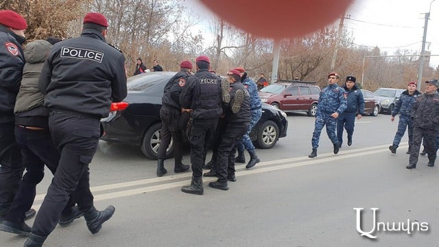 Обстановка в Гюмри обострилась: участников акции протеста подвергли приводу (фотосерия)